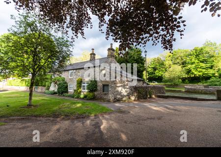 Village d'Ashford-in-the-Water paroisse civile dans le Derbyshire Peak District, Angleterre, Royaume-Uni Banque D'Images