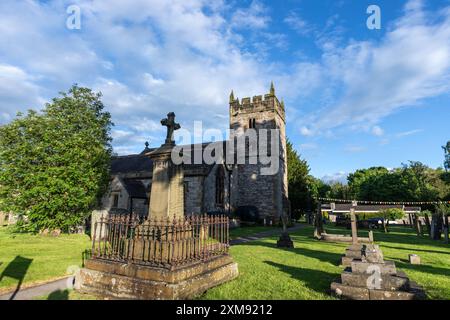 L'église paroissiale de la Sainte Trinité, village d'Ashford-in-the-Water paroisse civile dans le Derbyshire Peak District, Angleterre, Royaume-Uni Banque D'Images