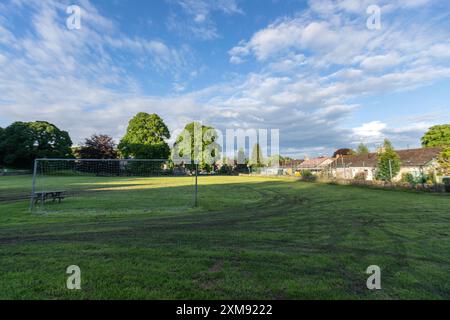 Terrain de football dans la paroisse civile du village d'Ashford-in-the-Water dans le Derbyshire Peak District, Angleterre, Royaume-Uni Banque D'Images