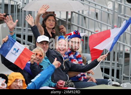 (240726) -- PARIS, 26 juillet 2024 (Xinhua) -- des spectateurs sont vus lors de la cérémonie d'ouverture des Jeux Olympiques de Paris 2024 à Paris, France, le 26 juillet 2024. (Gang Xinhua/Li) Banque D'Images