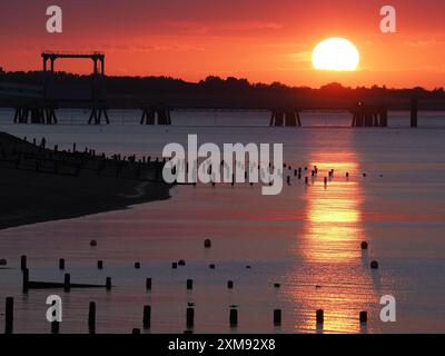 Sheerness, Kent, Royaume-Uni. 26 juillet 2024. Météo Royaume-Uni : coucher de soleil à Sheerness, Kent. Crédit : James Bell/Alamy Live News Banque D'Images