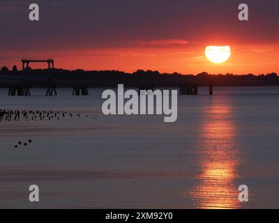 Sheerness, Kent, Royaume-Uni. 26 juillet 2024. Météo Royaume-Uni : coucher de soleil à Sheerness, Kent. Crédit : James Bell/Alamy Live News Banque D'Images