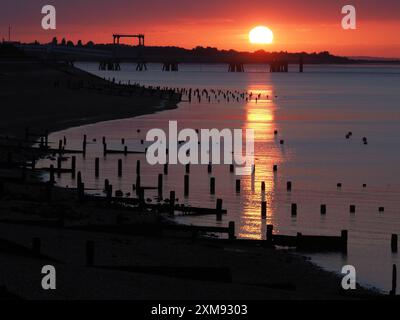 Sheerness, Kent, Royaume-Uni. 26 juillet 2024. Météo Royaume-Uni : coucher de soleil à Sheerness, Kent. Crédit : James Bell/Alamy Live News Banque D'Images