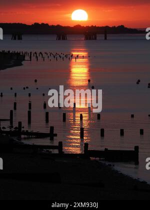 Sheerness, Kent, Royaume-Uni. 26 juillet 2024. Météo Royaume-Uni : coucher de soleil à Sheerness, Kent. Crédit : James Bell/Alamy Live News Banque D'Images