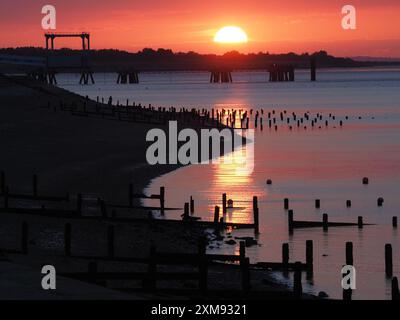 Sheerness, Kent, Royaume-Uni. 26 juillet 2024. Météo Royaume-Uni : coucher de soleil à Sheerness, Kent. Crédit : James Bell/Alamy Live News Banque D'Images