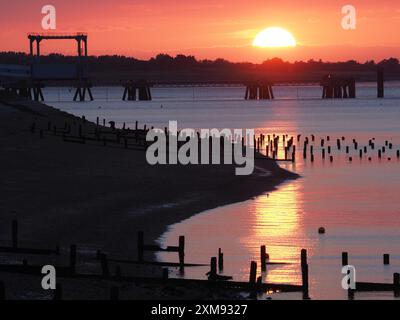 Sheerness, Kent, Royaume-Uni. 26 juillet 2024. Météo Royaume-Uni : coucher de soleil à Sheerness, Kent. Crédit : James Bell/Alamy Live News Banque D'Images