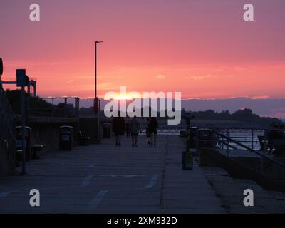 Sheerness, Kent, Royaume-Uni. 26 juillet 2024. Météo Royaume-Uni : coucher de soleil à Sheerness, Kent. Crédit : James Bell/Alamy Live News Banque D'Images