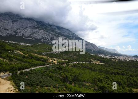 Montagnes en Croatie, Parc Biokovo, Alpes dinariques. Beau paysage de montagne croate, rochers et forêt de pins près de Makarska Riviera en Croatie Banque D'Images