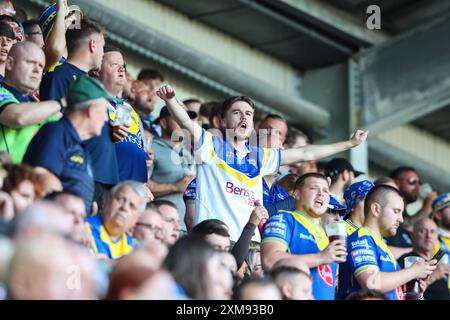 Wigan, Royaume-Uni. 26 juillet 2024. Les fans de Warrington Wolves lors du match de la Betfred Super League Round 19 Warriors vs Warrington Wolves au DW Stadium, Wigan, Royaume-Uni, le 26 juillet 2024 (photo par Gareth Evans/News images) à Wigan, Royaume-Uni le 26/07/2024. (Photo de Gareth Evans/News images/SIPA USA) crédit : SIPA USA/Alamy Live News Banque D'Images