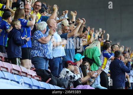 Wigan, Royaume-Uni. 26 juillet 2024. Les fans de Warrington Wolves lors du match de la Betfred Super League Round 19 Warriors vs Warrington Wolves au DW Stadium, Wigan, Royaume-Uni, le 26 juillet 2024 (photo par Gareth Evans/News images) à Wigan, Royaume-Uni le 26/07/2024. (Photo de Gareth Evans/News images/SIPA USA) crédit : SIPA USA/Alamy Live News Banque D'Images