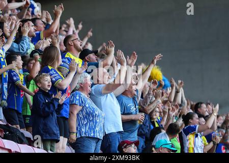 Wigan, Royaume-Uni. 26 juillet 2024. Les fans de Warrington Wolves lors du match de la Betfred Super League Round 19 Warriors vs Warrington Wolves au DW Stadium, Wigan, Royaume-Uni, le 26 juillet 2024 (photo par Gareth Evans/News images) à Wigan, Royaume-Uni le 26/07/2024. (Photo de Gareth Evans/News images/SIPA USA) crédit : SIPA USA/Alamy Live News Banque D'Images