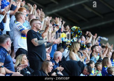 Wigan, Royaume-Uni. 26 juillet 2024. Les fans de Warrington Wolves lors du match de la Betfred Super League Round 19 Warriors vs Warrington Wolves au DW Stadium, Wigan, Royaume-Uni, le 26 juillet 2024 (photo par Gareth Evans/News images) à Wigan, Royaume-Uni le 26/07/2024. (Photo de Gareth Evans/News images/SIPA USA) crédit : SIPA USA/Alamy Live News Banque D'Images