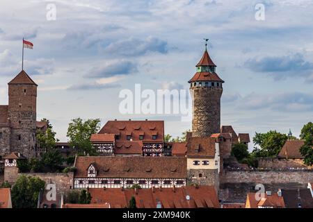 Sehenswürdigkeiten in Nürnberg Blick auf das berühmteste Wahrzeichen Nürnbergs : Die majestätische Kaiserburg mit ihrem markanten Sinwellturm, ein Symbol der historischen Pracht und mittelalterlichen Architektur der Stadt. Nürnberg Altstadt - Saint Sebald Bayern Deutschland *** sites touristiques à Nuremberg vue de Nurembergs monument le plus célèbre le majestueux château impérial avec sa tour Sinwell, symbole de la splendeur historique et de l'architecture médiévale de la ville de Nuremberg vieille ville Saint Sebald Bavière Allemagne 20240726-286A1516-M5000 Banque D'Images