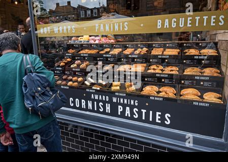 Vitrine de boulangerie Mor avec pâtisseries cornouaillaises et autres produits de boulangerie dans la vieille ville d'Édimbourg. Banque D'Images