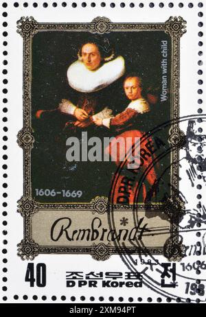 Timbre-poste oblitéré imprimé par la Corée du Nord, qui montre une peinture femme avec enfant par Rembrandt, vers 1983. Banque D'Images