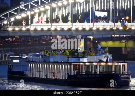 Team Romania lors de la cérémonie d’ouverture des Jeux Olympiques de Paris 2024 près du Trocadéro à Paris, en France. Date de la photo : vendredi 26 juillet 2024. Banque D'Images