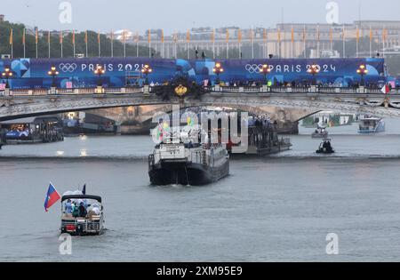 Paris, France. 26 juillet 2024. Des bateaux transportant des athlètes voyagent sur la Seine dans la Parade des Nations lors de la cérémonie d’ouverture des Jeux Olympiques de Paris 2024 à Paris, France, le vendredi 26 juillet 2024. Plus de 10 000 athlètes de 206 pays participeront aux Jeux olympiques d’été, qui se dérouleront du 26 juillet au 11 août. Photo de Maya Vidon-White/UPI crédit : UPI/Alamy Live News Banque D'Images