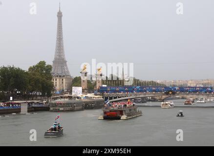 Paris, France. 26 juillet 2024. Des bateaux transportant des athlètes voyagent sur la Seine dans la Parade des Nations lors de la cérémonie d’ouverture des Jeux Olympiques de Paris 2024 à Paris, France, le vendredi 26 juillet 2024. Plus de 10 000 athlètes de 206 pays participeront aux Jeux olympiques d’été, qui se dérouleront du 26 juillet au 11 août. Photo de Maya Vidon-White/UPI crédit : UPI/Alamy Live News Banque D'Images