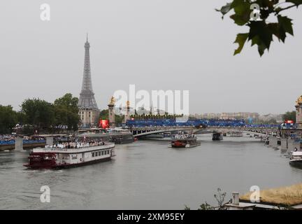 Paris, France. 26 juillet 2024. Des bateaux transportant des athlètes voyagent sur la Seine dans la Parade des Nations lors de la cérémonie d’ouverture des Jeux Olympiques de Paris 2024 à Paris, France, le vendredi 26 juillet 2024. Plus de 10 000 athlètes de 206 pays participeront aux Jeux olympiques d’été, qui se dérouleront du 26 juillet au 11 août. Photo de Maya Vidon-White/UPI crédit : UPI/Alamy Live News Banque D'Images