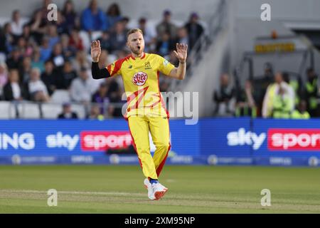 Sam Cook réagit après s'être rapproché d'avoir un guichet lors du match des cent hommes à Headingley, Leeds. Date de la photo : vendredi 26 juillet 2024. Banque D'Images