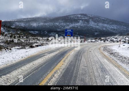 Kiandra, Nouvelle-Galles du Sud, Australie, 20 juillet 2024 ; baie de montage de chaînes à neige de Sawyers Hill sur le parc national de Kosciuszko de l'autoroute des Snowy Mountains Banque D'Images