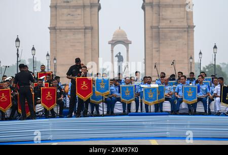 New Delhi, Inde. 26 juillet 2024. NEW DELHI, INDE - JUILLET 26 : le personnel du groupe de triservices se produit en direct à l'occasion de Kargil Vijay Diwas à India Gate le 26 juillet 2024 à New Delhi, Inde. (Photo de Raj K Raj/Hindustan Times/Sipa USA) crédit : Sipa USA/Alamy Live News Banque D'Images