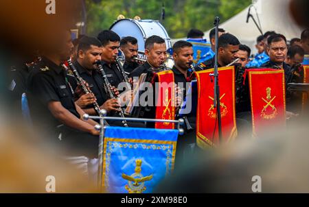 New Delhi, Inde. 26 juillet 2024. NEW DELHI, INDE - JUILLET 26 : le personnel du groupe de triservices se produit en direct à l'occasion de Kargil Vijay Diwas à India Gate le 26 juillet 2024 à New Delhi, Inde. (Photo de Raj K Raj/Hindustan Times/Sipa USA) crédit : Sipa USA/Alamy Live News Banque D'Images