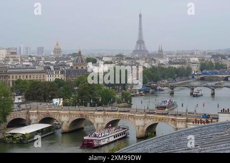 (240726) -- PARIS, 26 juillet 2024 (Xinhua) -- la Tour Eiffel donne une toile de fond aux athlètes qui naviguent sur des bateaux le long de la Seine à Paris, France, lors de la cérémonie d'ouverture des Jeux olympiques d'été de 2024, vendredi 26 juillet 2024. (Bernat Armangue/AP/Pool via Xinhua) Banque D'Images