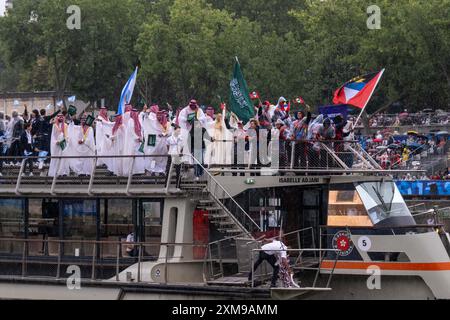 Paris, France. 26 juillet 2024. Délégation olympique saoudienne vue lors de la cérémonie d'ouverture de la 33e Olympiade ou Jeux Olympiques de Paris 2024 vu de la rive droite de la Seine, à Paris, France, le 26 juillet 2024. Photo de Ammar Abd Rabbo/ABACAPRESS. COM Credit : Abaca Press/Alamy Live News Banque D'Images