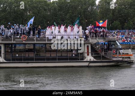 Paris, France. 26 juillet 2024. Délégation olympique saoudienne vue lors de la cérémonie d'ouverture de la 33e Olympiade ou Jeux Olympiques de Paris 2024 vu de la rive droite de la Seine, à Paris, France, le 26 juillet 2024. Photo de Ammar Abd Rabbo/ABACAPRESS. COM Credit : Abaca Press/Alamy Live News Banque D'Images