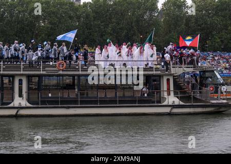 Paris, France. 26 juillet 2024. Délégation olympique saoudienne vue lors de la cérémonie d'ouverture de la 33e Olympiade ou Jeux Olympiques de Paris 2024 vu de la rive droite de la Seine, à Paris, France, le 26 juillet 2024. Photo de Ammar Abd Rabbo/ABACAPRESS. COM Credit : Abaca Press/Alamy Live News Banque D'Images