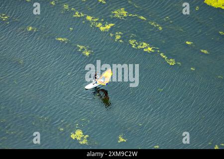 Luftbild, Kemnader Stausee mit Elodea, Wasserpest, Algenblüte, Segelboote und Stand-Up Paddeler, Bochum, Nordrhein-Westfalen, Deutschland ACHTUNGxMINDESTHONORARx60xEURO *** vue aérienne, réservoir de Kemnader avec elodea, eau, fleurs d'algues, voiliers et pagaies debout, Bochum, Rhénanie du Nord-Westphalie, Allemagne Banque D'Images