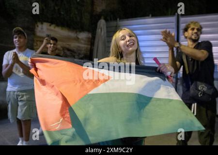 Rome, Italie. 26 juillet 2024. Quelques jeunes garçons, venus de Tunisie, du Maroc et d’Egypte, animaient la place devant le Colisée avec de la musique arabe qui faisait danser les touristes et invitait les touristes à danser avec le drapeau palestinien à Rome. (Crédit image : © Marcello Valeri/ZUMA Press Wire) USAGE ÉDITORIAL SEULEMENT! Non destiné à UN USAGE commercial ! Banque D'Images