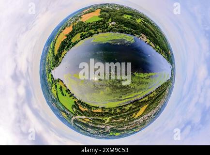 Luftbild, Kemnader Stausee mit Elodea, Wasserpest, Algenblüte, Segelboote und Stand-Up Paddeler, Bochum, Nordrhein-Westfalen, Deutschland ACHTUNGxMINDESTHONORARx60xEURO *** vue aérienne, réservoir de Kemnader avec elodea, eau, fleurs d'algues, voiliers et pagaies debout, Bochum, Rhénanie du Nord-Westphalie, Allemagne Banque D'Images