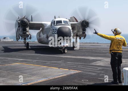 ZONE D’OPÉRATIONS DE la 5E FLOTTE des États-Unis (23 juillet 2024) un compagnon d’aviation Boatswain (manutention) dirige un avion C-2A Greyhound, rattaché au Fleet Logistics support Squadron (VRC) 40, sur le pont d’envol du porte-avions de classe Nimitz USS Theodore Roosevelt (CVN 71), le 23 juillet. Theodore Roosevelt est déployé dans la zone d'opérations de la 5e flotte américaine pour soutenir la sécurité et la stabilité maritimes dans la zone de responsabilité du Commandement central des États-Unis. (Photo officielle de l'US Navy) Banque D'Images