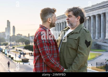 Un couple homosexuel marié se parle tout en se tenant la main à Buenos Aires. Banque D'Images