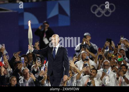 (240726) -- PARIS, 26 juillet 2024 (Xinhua) -- L'ancien footballeur français Zinedine Zidane porte la flamme olympique au stade Trocadéro lors de la cérémonie d'ouverture des Jeux Olympiques de Paris 2024 à Paris, France, le 26 juillet 2024. (Xinhua/Li Ying) Banque D'Images