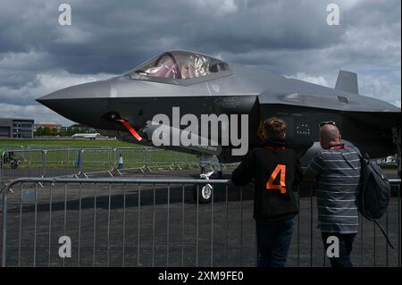 Les spectateurs regardent un F-35A Lightning II assigné à la 48th Fighter Wing, lors du salon aéronautique international de Farnborough à Farnborough, en Angleterre, le 26 juillet 2024. La FIA est une autre occasion pour l’armée américaine de se réunir avec les Alliés du Royaume-Uni et de l’OTAN et leurs partenaires pour montrer les capacités dynamiques de divers avions et mettre en évidence la disponibilité collective. (Photo de l'US Air Force par l'aviateur principal Katie Mullikin) Banque D'Images