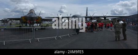 Les spectateurs se promènent autour d'un C-130J Hercules, à droite, affecté à la 123rd Airlift Wing, et d'un F-35A Lightning II affecté à la 48th Fighter Wing, lors du salon aéronautique international de Farnborough, en Angleterre, le 26 juillet 2024. La FIA est une autre occasion pour l’armée américaine de se réunir avec les Alliés du Royaume-Uni et de l’OTAN et leurs partenaires pour montrer les capacités dynamiques de divers avions et mettre en évidence la disponibilité collective. (Photo de l'US Air Force par l'aviateur principal Katie Mullikin) Banque D'Images