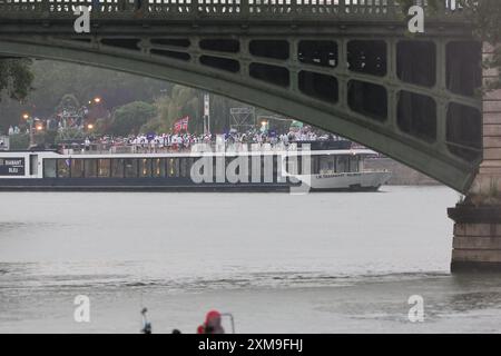 Paris, Ile de France, France. 27 juillet 2024. Jeux olympiques de Paris 2024:. La cérémonie d'ouverture étant témoin depuis le pont fluvial de Pont Marie River la scène en inspite de Down verser à Paris, contingent indien passant par la rivière. (Crédit image : © Seshadri Sukumar/ZUMA Press Wire) USAGE ÉDITORIAL SEULEMENT! Non destiné à UN USAGE commercial ! Banque D'Images