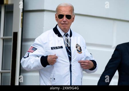 Washington, États-Unis . 26 juillet 2024. Le président Joe Biden fait un geste vers sa veste Team USA en sortant de la Maison Blanche pour embarquer sur Marine One en route vers Camp David à Washington, DC le vendredi 26 juillet 2024. Les Jeux Olympiques de Paris 2024 se dérouleront du 26 juillet au 11 août. Photo de Bonnie Cash/Pool/Sipa USA crédit : Sipa USA/Alamy Live News Banque D'Images