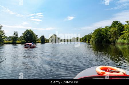 Canotage sur la rivière Yare près de Norwich, Norfolk Banque D'Images