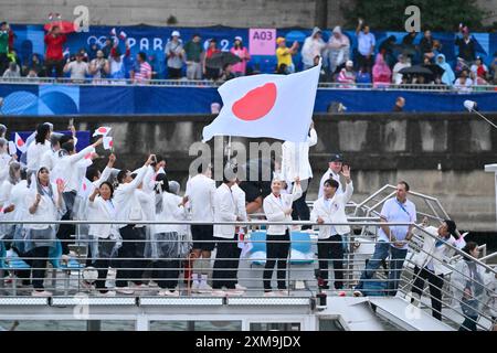 Japan Team (JPN), cérémonie d'ouverture sur la Seine avec le pont de la Concorde en arrière-plan pendant les Jeux Olympiques de Paris 2024, 26 juillet 2024, Paris, France. Crédit : Enrico Calderoni/AFLO SPORT/Alamy Live News Banque D'Images