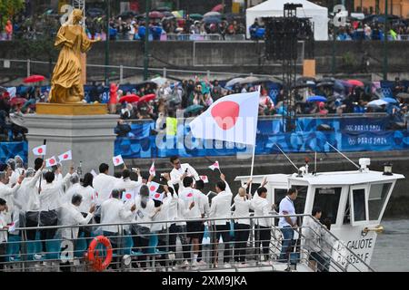 Japan Team (JPN), cérémonie d'ouverture sur la Seine avec le pont de la Concorde en arrière-plan pendant les Jeux Olympiques de Paris 2024, 26 juillet 2024, Paris, France. Crédit : Enrico Calderoni/AFLO SPORT/Alamy Live News Banque D'Images