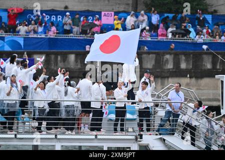 Japan Team (JPN), cérémonie d'ouverture sur la Seine avec le pont de la Concorde en arrière-plan pendant les Jeux Olympiques de Paris 2024, 26 juillet 2024, Paris, France. Crédit : Enrico Calderoni/AFLO SPORT/Alamy Live News Banque D'Images