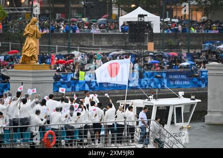 Japan Team (JPN), cérémonie d'ouverture sur la Seine avec le pont de la Concorde en arrière-plan pendant les Jeux Olympiques de Paris 2024, 26 juillet 2024, Paris, France. Crédit : Enrico Calderoni/AFLO SPORT/Alamy Live News Banque D'Images