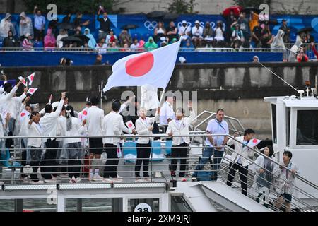 Japan Team (JPN), cérémonie d'ouverture sur la Seine avec le pont de la Concorde en arrière-plan pendant les Jeux Olympiques de Paris 2024, 26 juillet 2024, Paris, France. Crédit : Enrico Calderoni/AFLO SPORT/Alamy Live News Banque D'Images