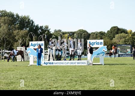 Équipe Grande-Bretagne lors de la cérémonie de remise des prix après avoir remporté la Coupe des Nations à l'Agria Royal International Horse Show le 26 juillet 2024, Hickstead, Grande-Bretagne (photo de Maxime David - MXIMD Pictures) crédit : MXIMD Pictures/Alamy Live News Banque D'Images