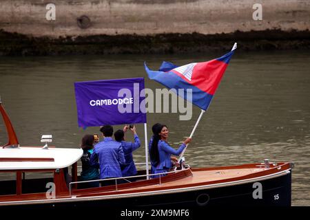 Paris, France. 26 juillet 2024. Cérémonies d'ouverture olympique. L’équipe olympique cambodgienne passe le long de la Seine dans un petit bateau lors des cérémonies d’ouverture des Jeux Olympiques de Paris 2024. Crédit : Adam Stoltman/Alamy Live News Banque D'Images