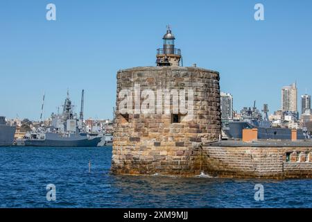 Fort Denison, pinchgut Island sur le port de Sydney et sa célèbre structure de tour Martello et Garden Island base navale Sydney, Nouvelle-Galles du Sud, Australie Banque D'Images